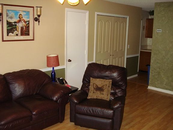 2nd image of 502 Yellowwood Ct