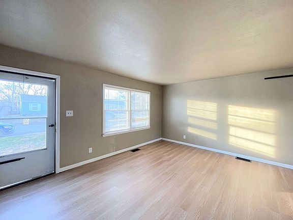 4th image of 30 Halsey Dr