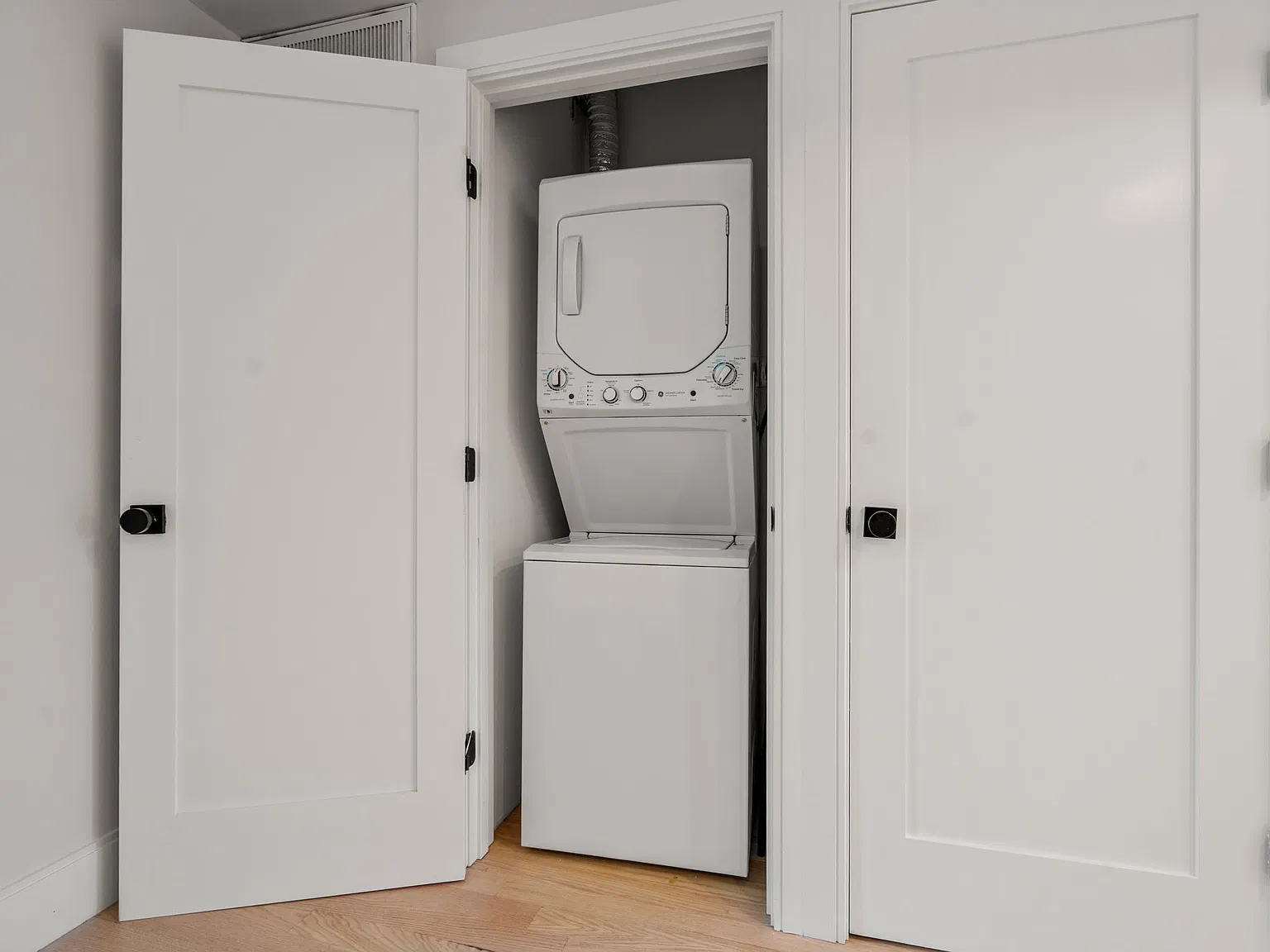 2 bed, 900 sqft, $3,200 — Photo 3