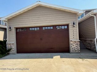 2304 Prairie Oak Dr, Dickinson, ND 58601