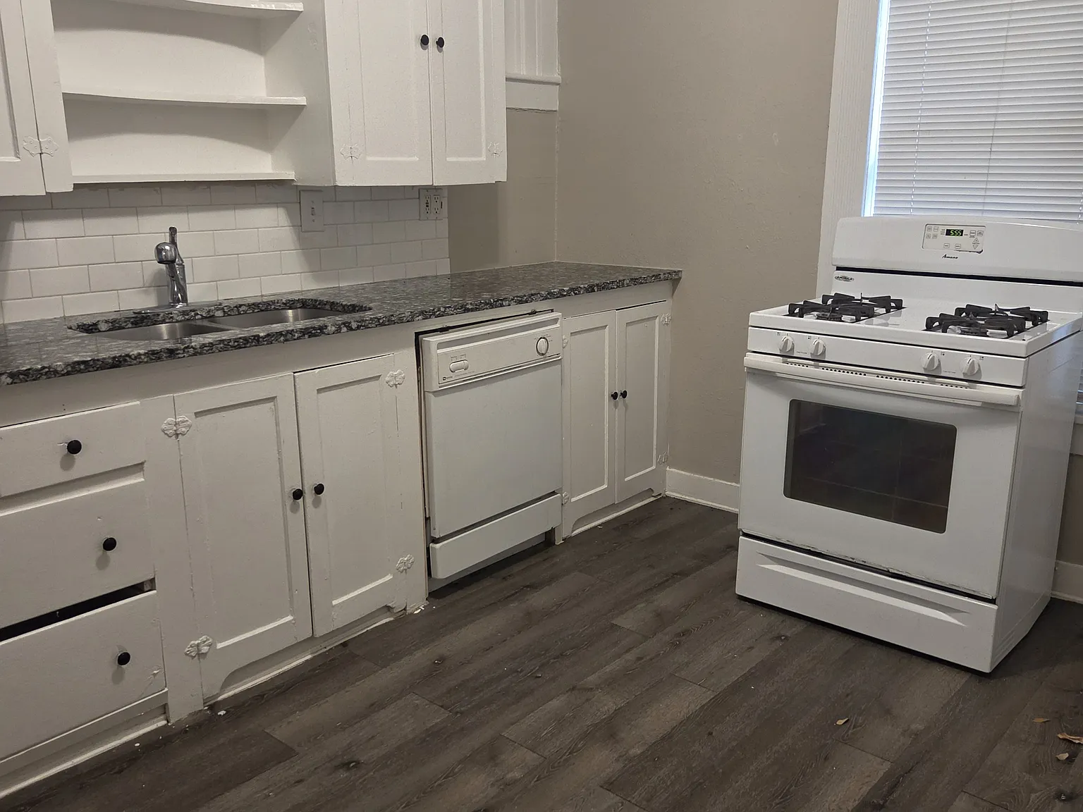 2 bed, 860 sqft, $1,325 — Photo 1