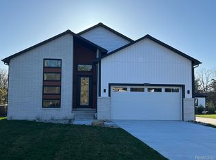 1878 Upland Dr, Ann Arbor, MI 48105