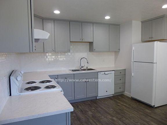 3rd image of 895 Burbank Dr APT 1