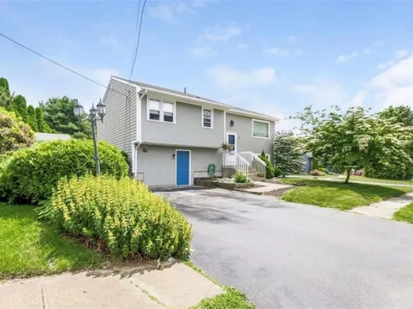 90 Harborview Dr, Warwick, RI 02889