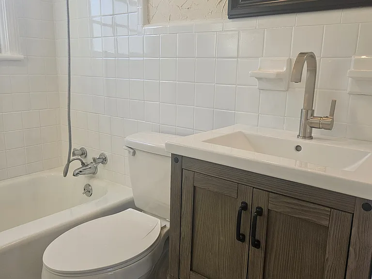 303 S Bonita Ave — Photo 8