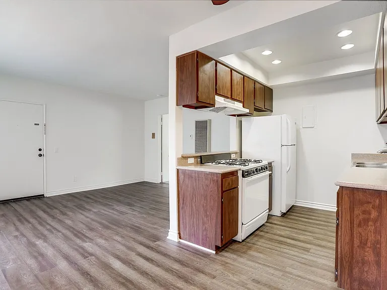 520 W. Wilson — Photo 5