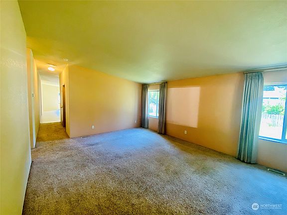 3rd image of 4627 Bellwood Drive NE