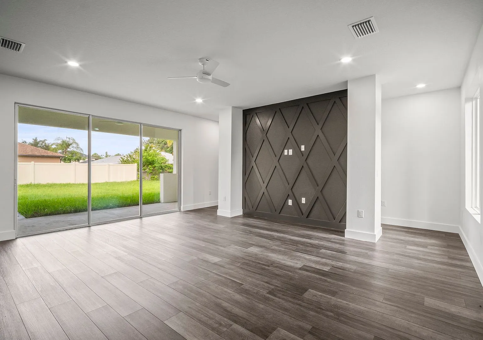 Luxury New construction 3 bedroom 2 baths located in North Port — Photo 4