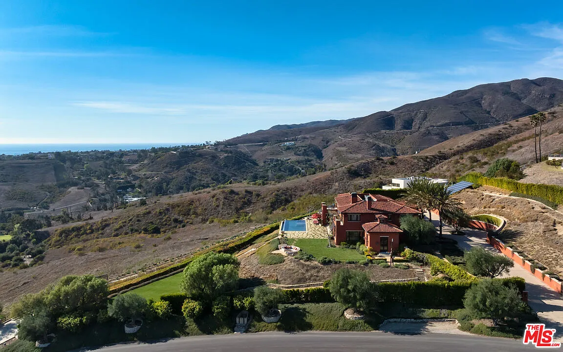 7 bed, 9.0 bath, 10500 sqft, $50,000 — Photo 4