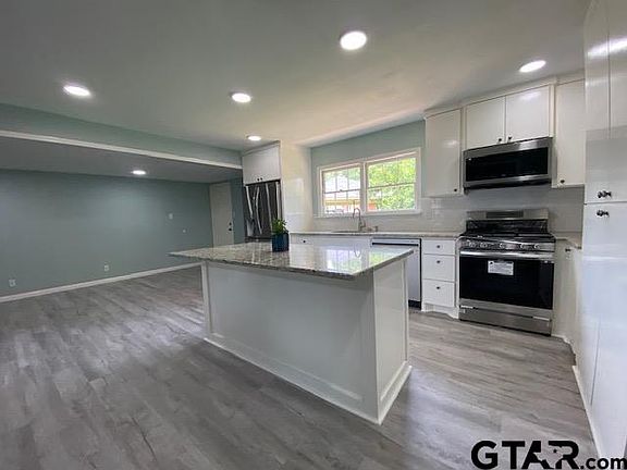3rd image of 1004 Hillcrest St
