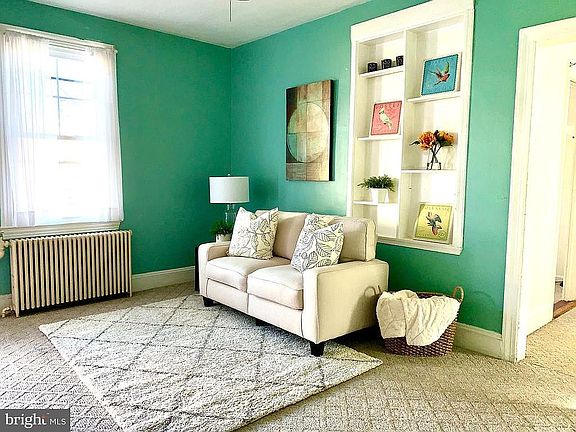 #4 Hood Living Room