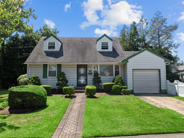 1 Circle Drive, North Hempstead, NY 11590