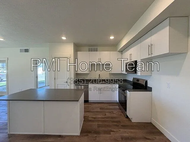 1652 N Main St — Photo 3