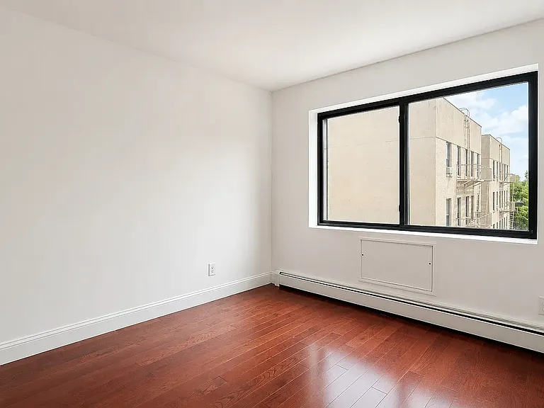 2120 Daly Ave #4C — Photo 2