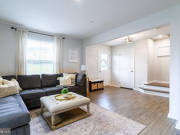 2nd image of 1504 Authors Aly
