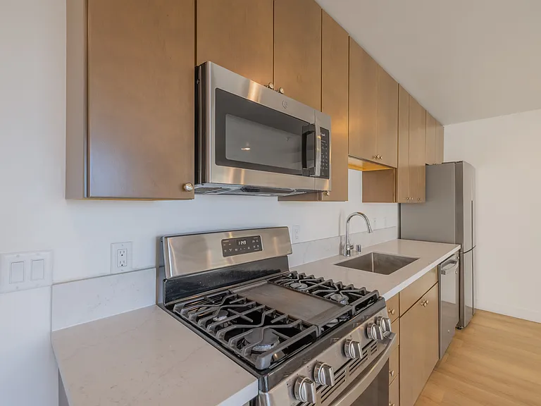 Indiana Street Apartments — Photo 7