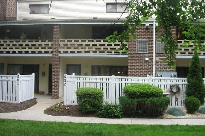 2 bed, 1056 sqft, $1,850 — Photo 2