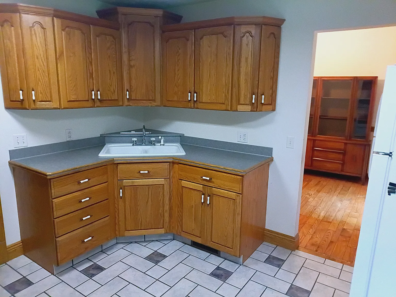 3 bed, 2.5 bath, 1900 sqft, $1,600 — Photo 3