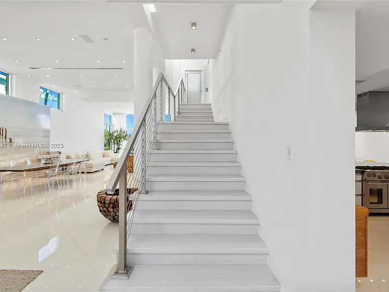 227 E Dilido Dr — Photo 37