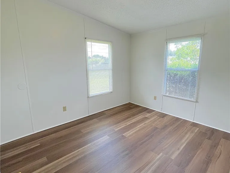 424 Washington Ln — Photo 18