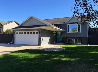 2919 Village Green Dr, Moorhead, MN 56560