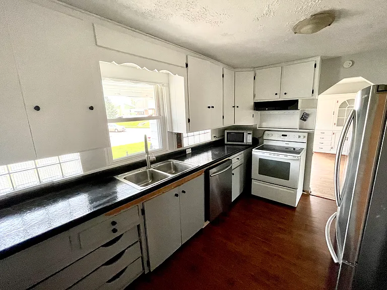 1203 Irving Ave — Photo 3