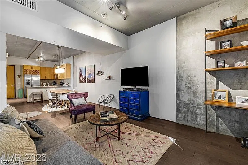 1 bed, 1.0 bath, 917 sqft, $1,899 — Photo 2