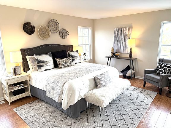 4th image of 128 Indian Meadow Ln