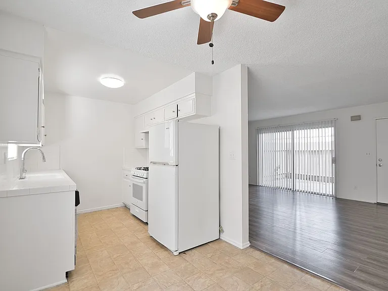 2302 Marshallfield Ln — Photo 6