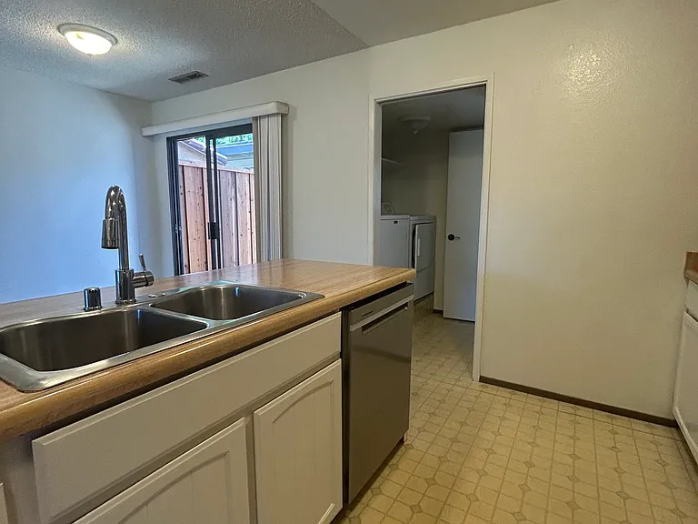 136 Peach Ter — Photo 10