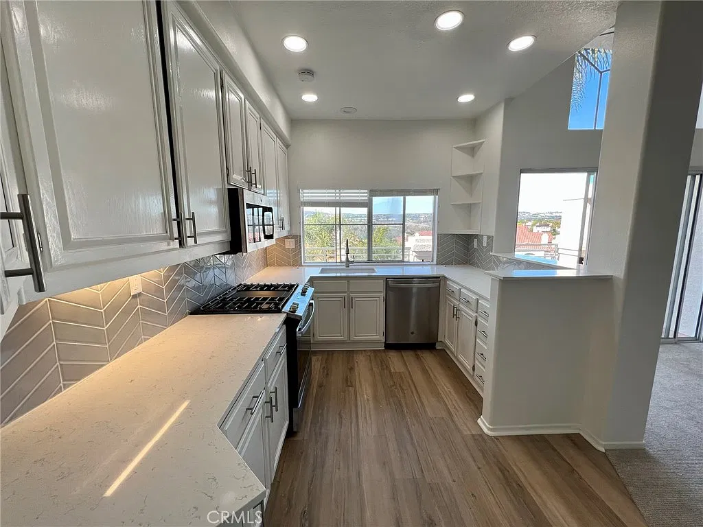 3 bed, 1352 sqft, $4,000 — Photo 1