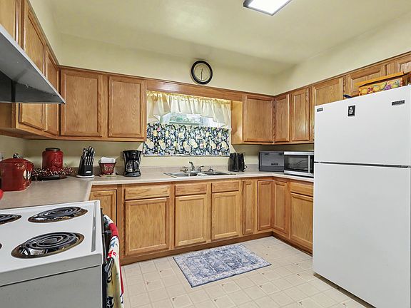 3rd image of 2196 Amsterdam Rd