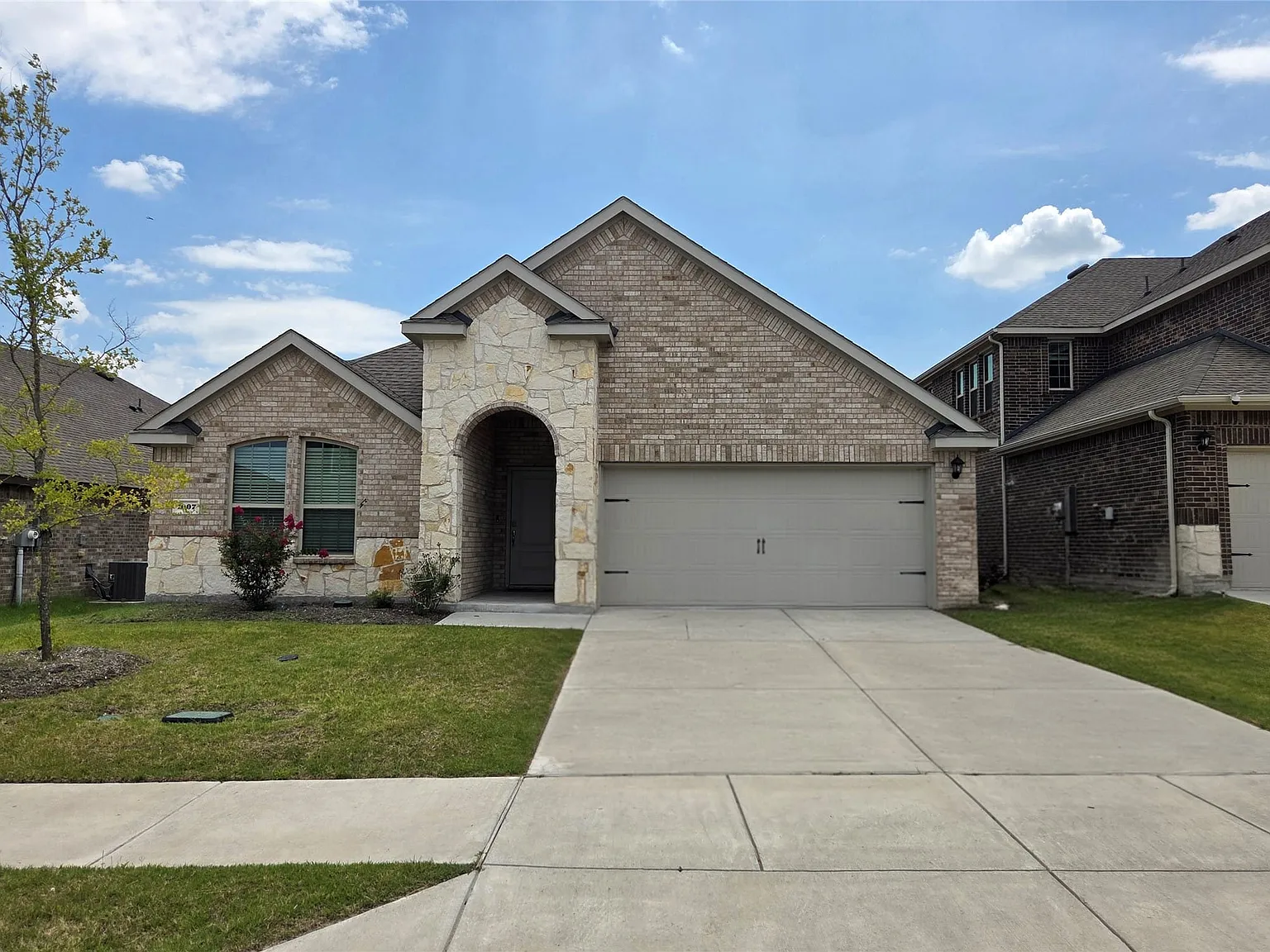 4 bed, 2.0 bath, 2036 sqft, $2,250 — Photo 2