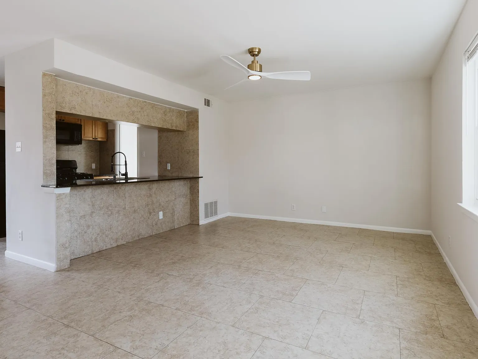 2 bed, 1.5 bath, 950 sqft, $1,600 — Photo 3