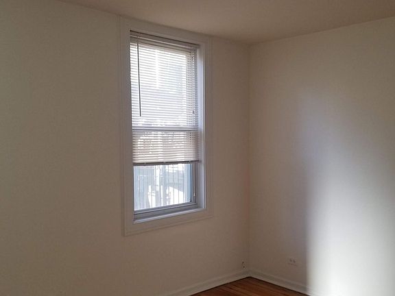 3rd image of 935 N Honore St APT 1R