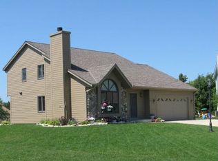 919 Sanctuary Ct, Pewaukee, WI 53072