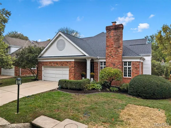 9017 Fair Oaks Crescent Ct, Saint Louis, MO 63117