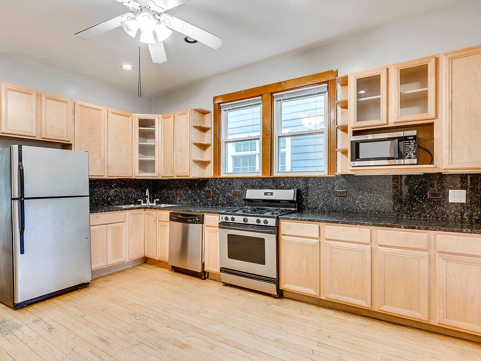 1st image of 3220 N Leavitt St #1