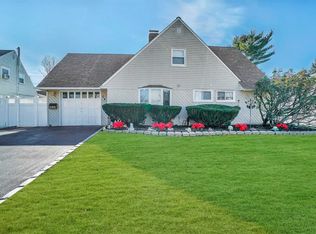 24 Compass Ln, Levittown, NY 11756