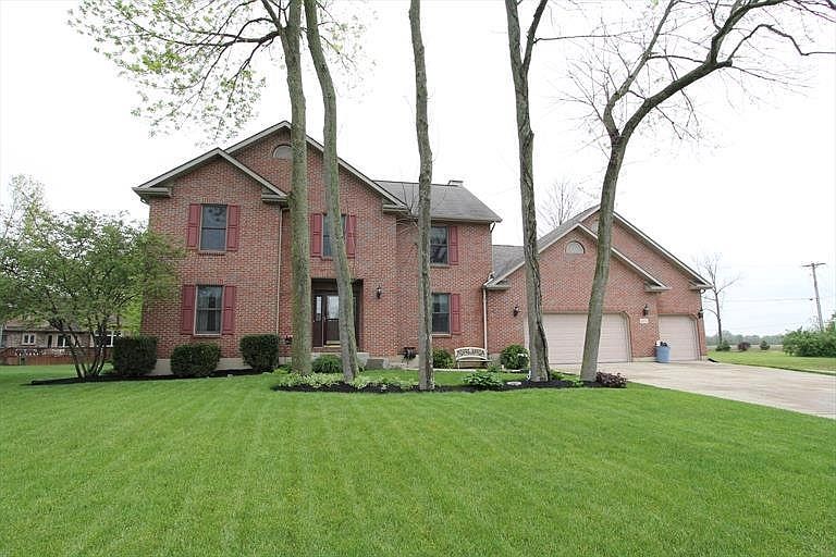 For Sale: 825 Chaucer Ln, Tipp City, OH 45371