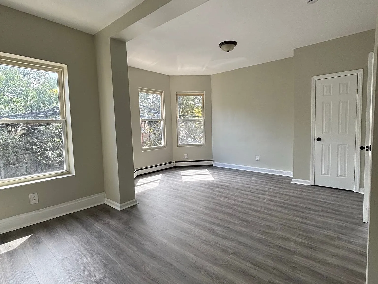 3 bed, 1000 sqft, $2,095 — Photo 3