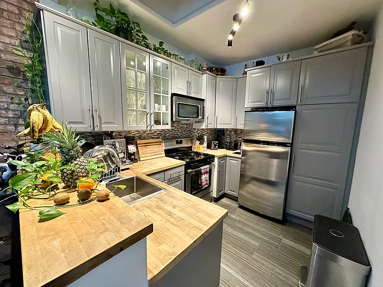 233 W 14th St #5R — Photo 9
