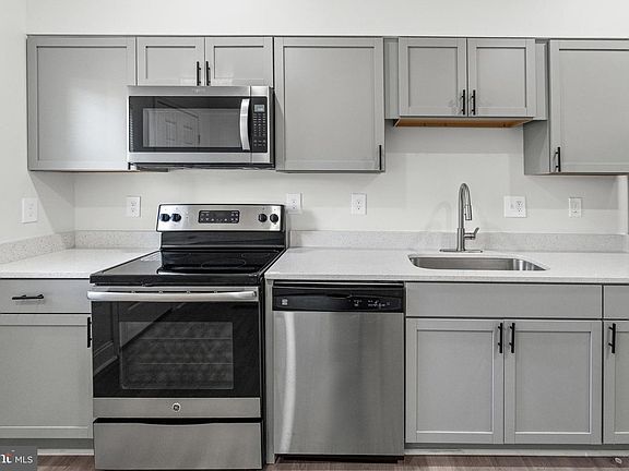 2nd image of 923 Bennett Pl