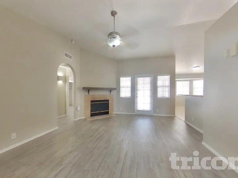 1464 E Rosemonte Dr — Photo 2