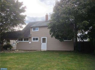 27 Greenbriar Rd, Levittown, PA 19057