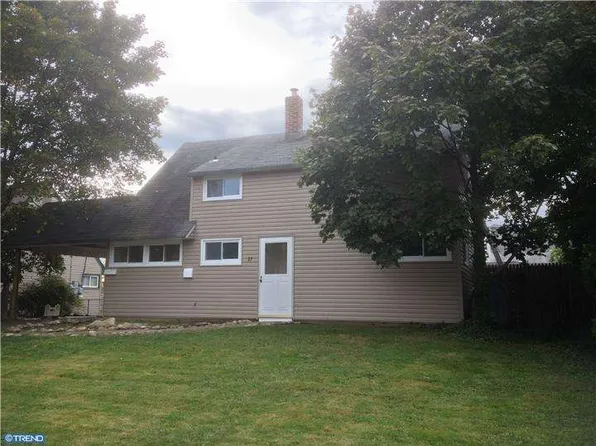 27 Greenbriar Rd, Levittown, PA 19057