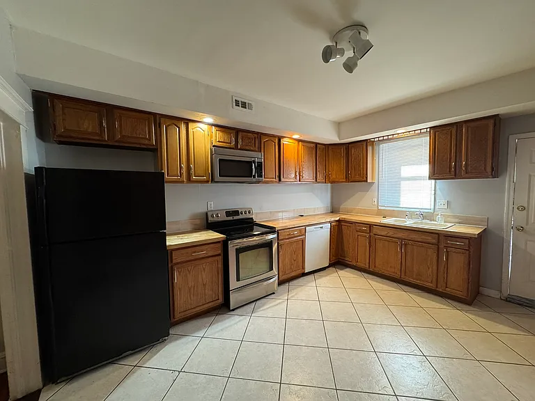 432 N Kenwood Ave — Photo 2