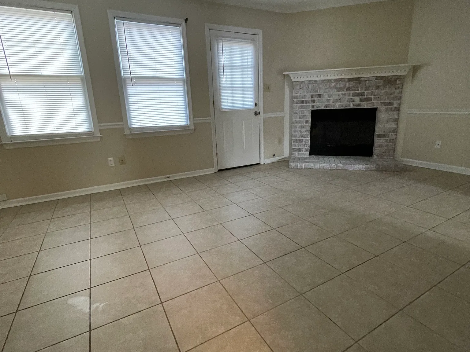 2 bed, 1.5 bath, 1280 sqft, $1,600 — Photo 3