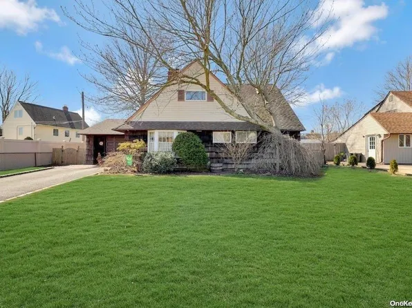 34 Flagstone Lane, Westbury, NY 11590