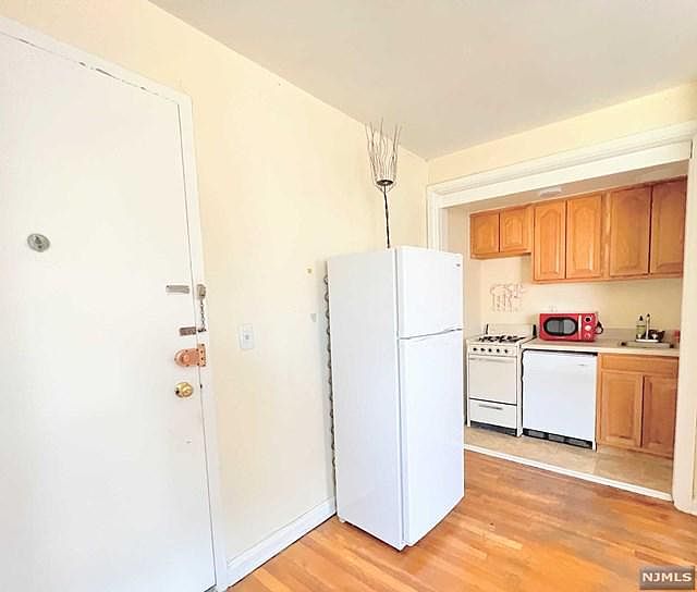 2nd image of 3071 Edwin Ave APT 4J
